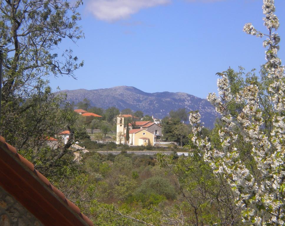 הוילה Poúlithra Arcadian Stone House In A Quiet Landscape, Leonidion מראה חיצוני תמונה