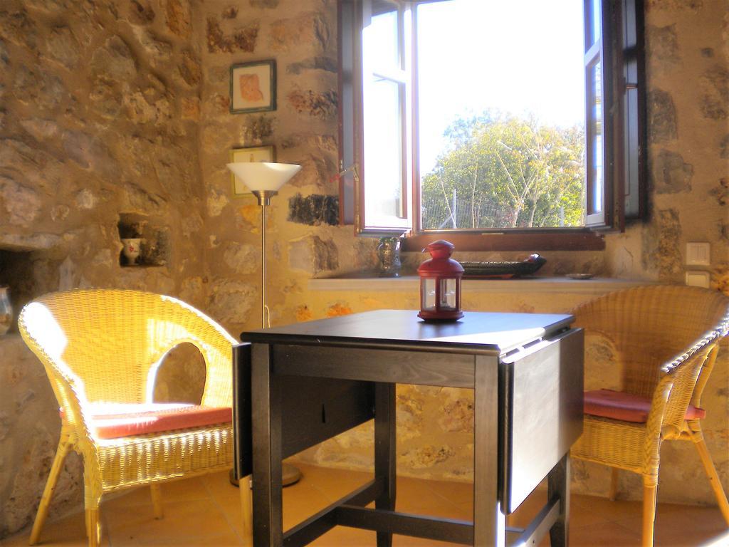 הוילה Poúlithra Arcadian Stone House In A Quiet Landscape, Leonidion מראה חיצוני תמונה