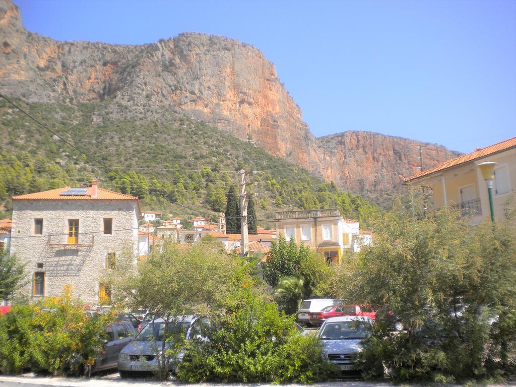 הוילה Poúlithra Arcadian Stone House In A Quiet Landscape, Leonidion מראה חיצוני תמונה